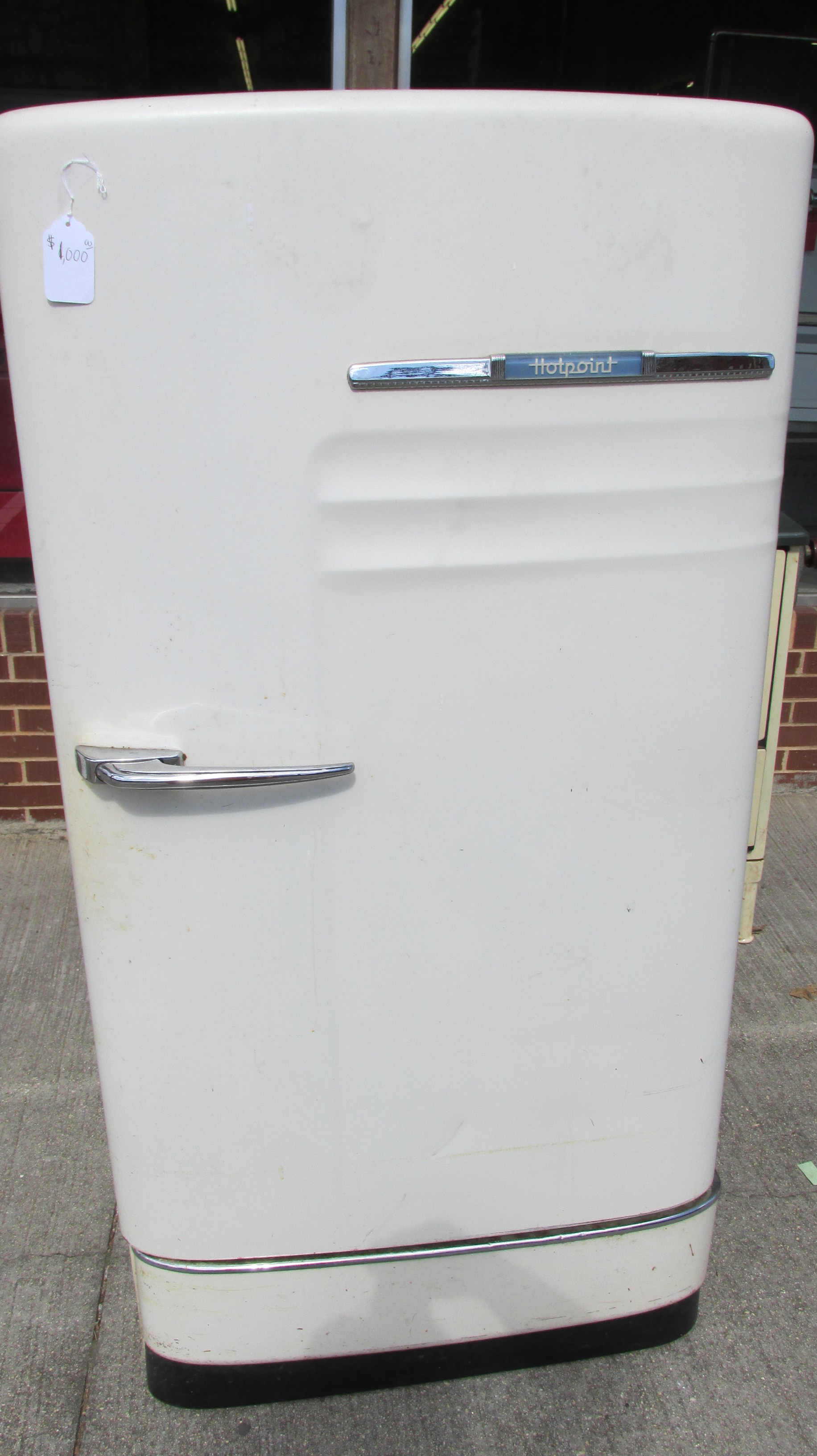 Unred Antique Refrigerators If You Want A Antique Refrigerator With All It S Original Parts This Would Be The One For Features Drawers White Interior Glass Shelf