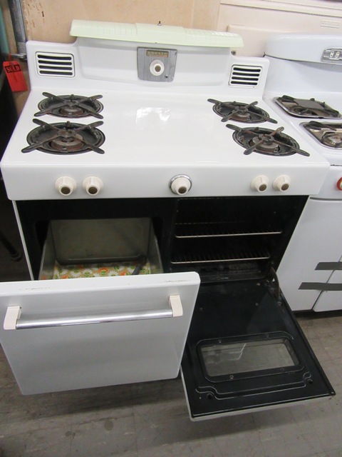 https://www.antiqueappliances.com/wp-content/uploads/1948-Estate-Gas-Stove-15-4.jpg